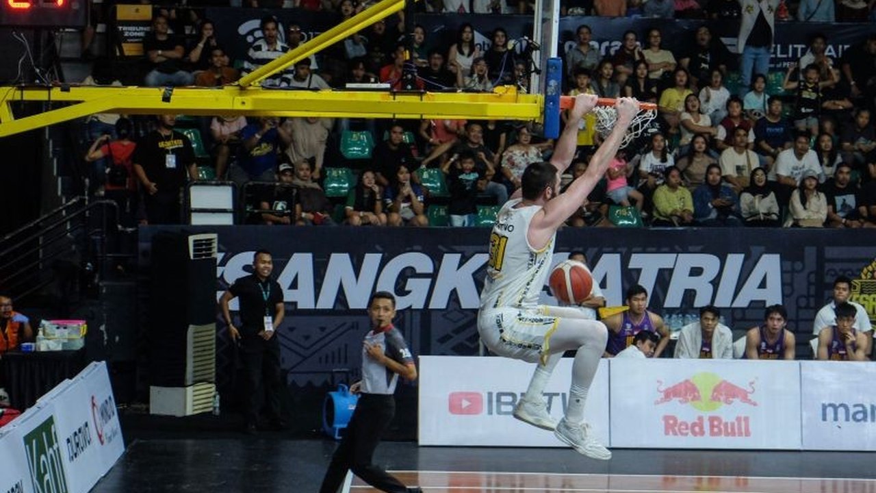Kesatria Bengawan dan Dewa United, dua tim IBL 2025 dengan rekor mentereng, siap beradu sengit memperebutkan posisi puncak klasemen di Sritex Arena.