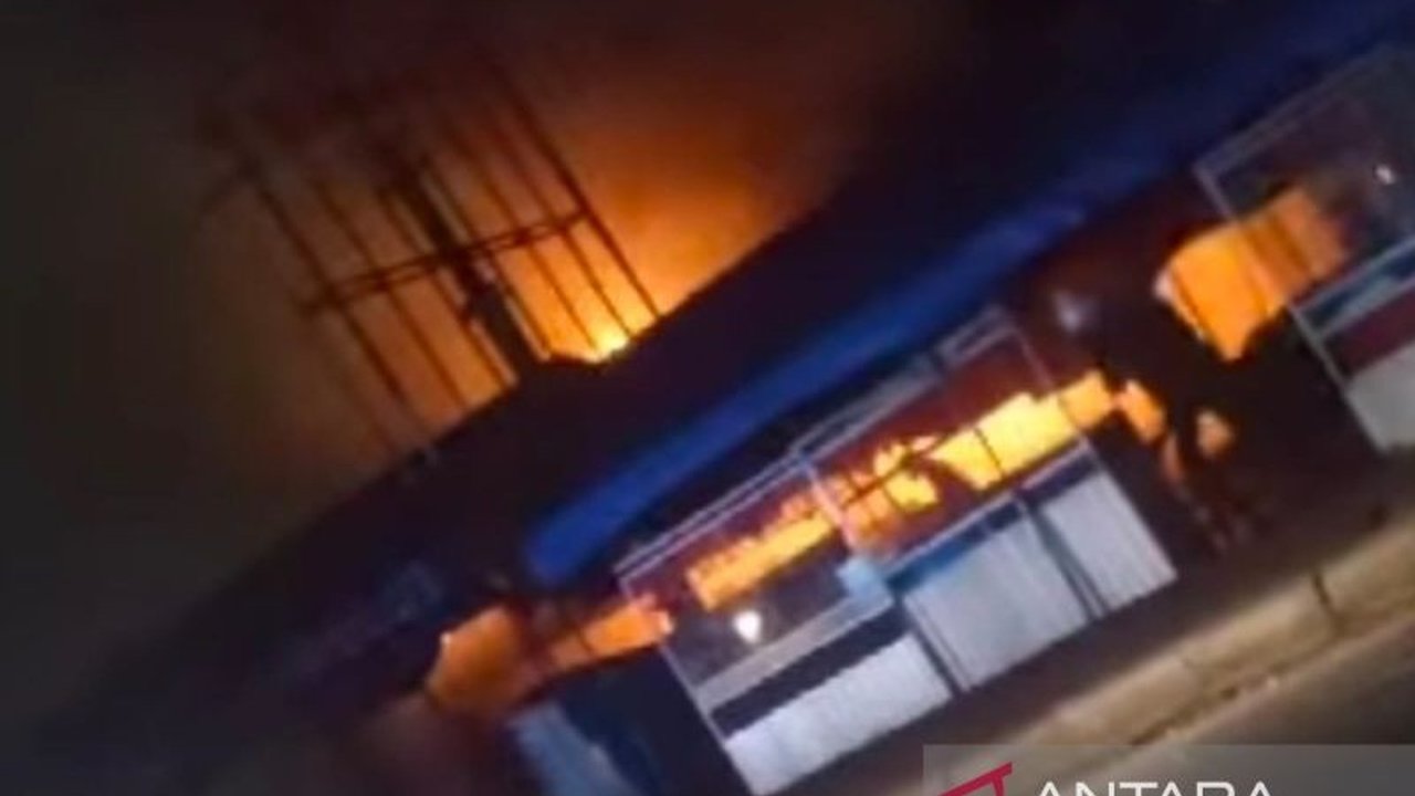 Sembilan toko di Pasar Sungai Limau, Padang Pariaman, Sumatera Barat ludes terbakar dini hari Minggu, mengakibatkan kerugian ditaksir mencapai Rp1 miliar, namun beruntung tidak ada korban jiwa.