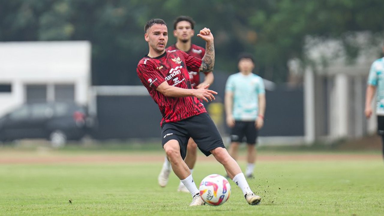 Calvin Verdonk vs Dean James: Siapa Penguasa Sisi Kiri Garuda?