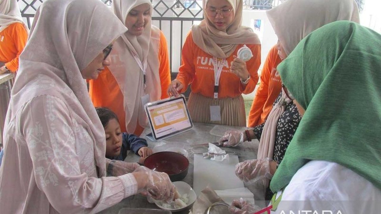 Mahasiswa Fakultas Kedokteran USK Banda Aceh memberikan edukasi kepada ibu-ibu di Gampong Punge Jurong untuk mencegah stunting, angka stunting di Banda Aceh mencapai 21,7 persen.