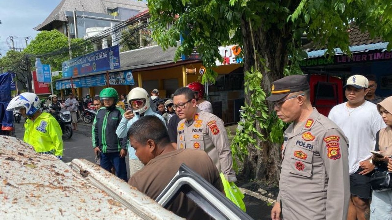 Seorang wanita bernama Desimal Christina Renta Damanik meninggal dunia setelah pohon tumbang menimpa mobilnya di Jalan Raya Kuta, Bali, Sabtu siang, akibat cuaca buruk.