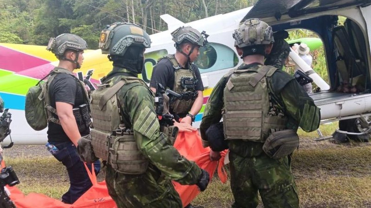 Tim Satgas Koops TNI Habema berhasil mengevakuasi jenazah satu guru dan enam lainnya yang luka akibat serangan OPM di Distrik Anggruk, Yahukimo, Papua Pegunungan.
