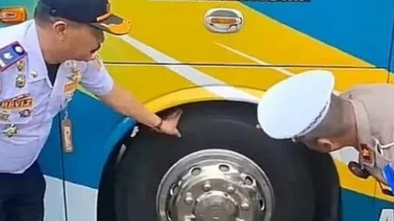 Terminal Kalideres perketat pemeriksaan kelaikan bus AKAP untuk memastikan keselamatan pemudik Lebaran 2025, dengan fokus pada sistem pengereman, kemudi, dan kelengkapan administrasi.