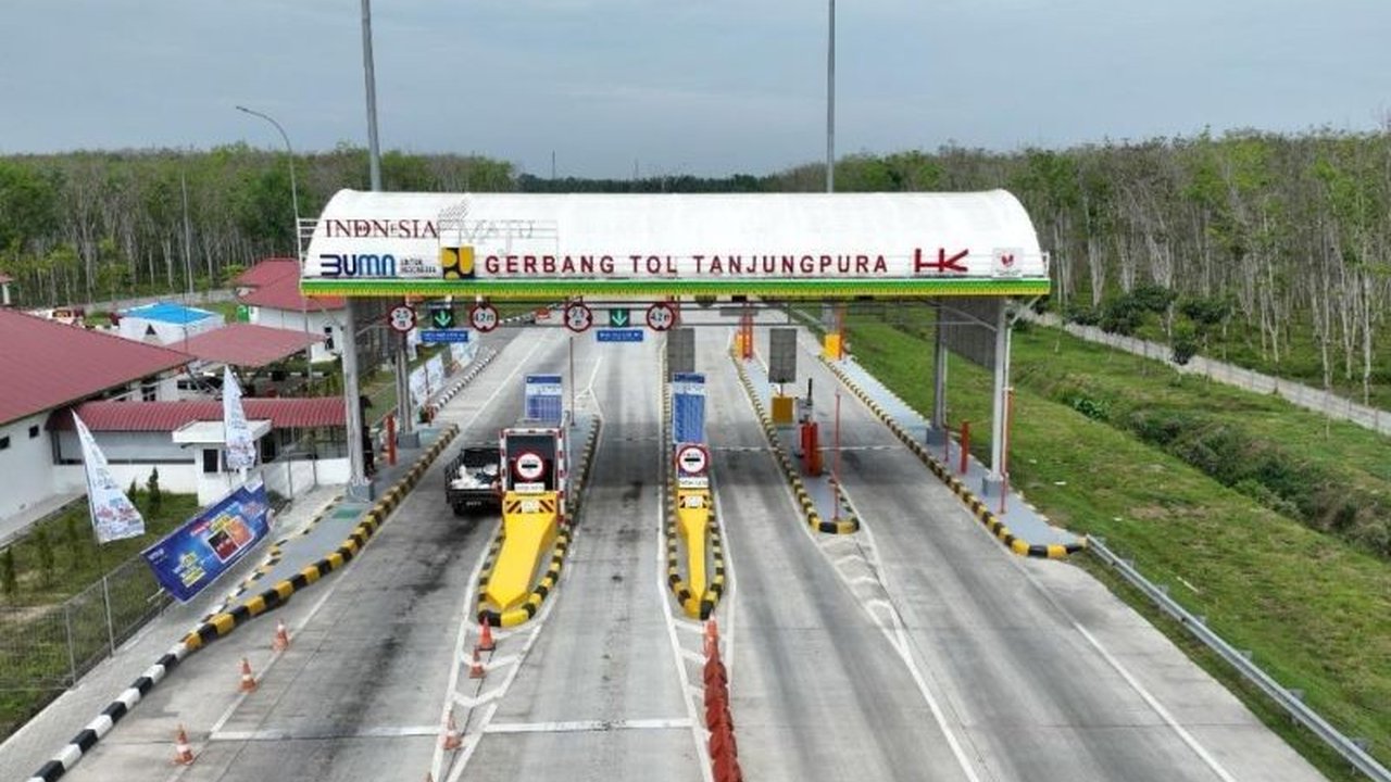 Hutama Karya catat lonjakan signifikan kendaraan di Jalan Tol Trans Sumatera (JTTS) selama arus mudik Lebaran 2025, mencapai 99.053 kendaraan dengan peningkatan hingga 47,55 persen di beberapa ruas.
