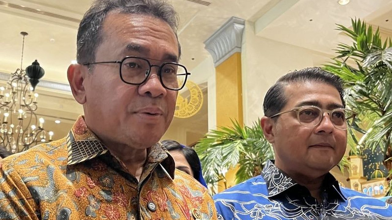 Mendag Budi Santoso gencar mendukung industri ekonomi kreatif (ekraf) Indonesia untuk menembus pasar global melalui program 'UMKM Bisa Ekspor' dan berbagai pelatihan, serta kerjasama antar kementerian.