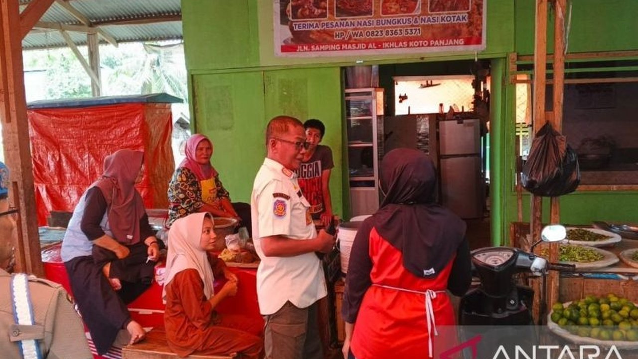Satuan Polisi Pamong Praja (Satpol PP) Kota Solok menertibkan enam warung makan yang buka siang hari selama Ramadhan karena melanggar Perda Nomor 4 Tahun 2022 tentang Trantibum.