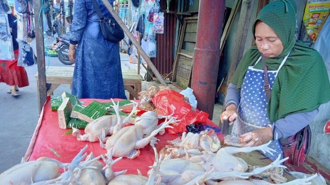 Jelang Lebaran, harga ayam potong, bawang merah, dan kelapa di Makassar mengalami kenaikan signifikan akibat peningkatan permintaan dan penurunan pasokan karena musim hujan.
