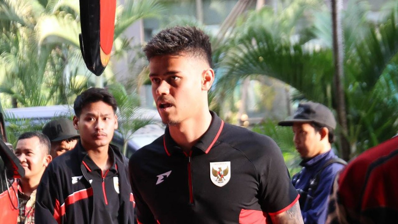 Alarm di Lini Pertahanan: Mees Hilgers Cedera, Siapa Penggantinya?