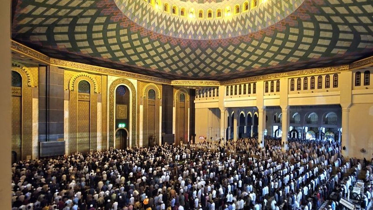Masjid Al-Akbar Surabaya dipadati jamaah yang melaksanakan qiyamul lail di 10 hari terakhir Ramadhan, mencari Lailatul Qadar melalui 45 pintu masjid.