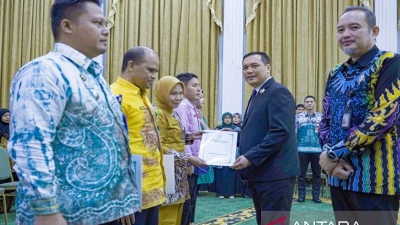 Wali Kota Banjarbaru, Aditya Mufti Ariffin, mendorong peningkatan profesionalisme PNS melalui apresiasi kenaikan pangkat dan peningkatan kualitas pelayanan publik.