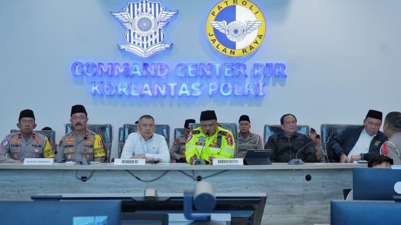 Menteri Perhubungan (Menhub) RI mendeteksi peningkatan pergerakan pemudik di jalan tol, dipicu kebijakan WFA yang berlaku 24 Maret 2025, dengan puncak arus mudik diprediksi pada 28 Maret 2025.