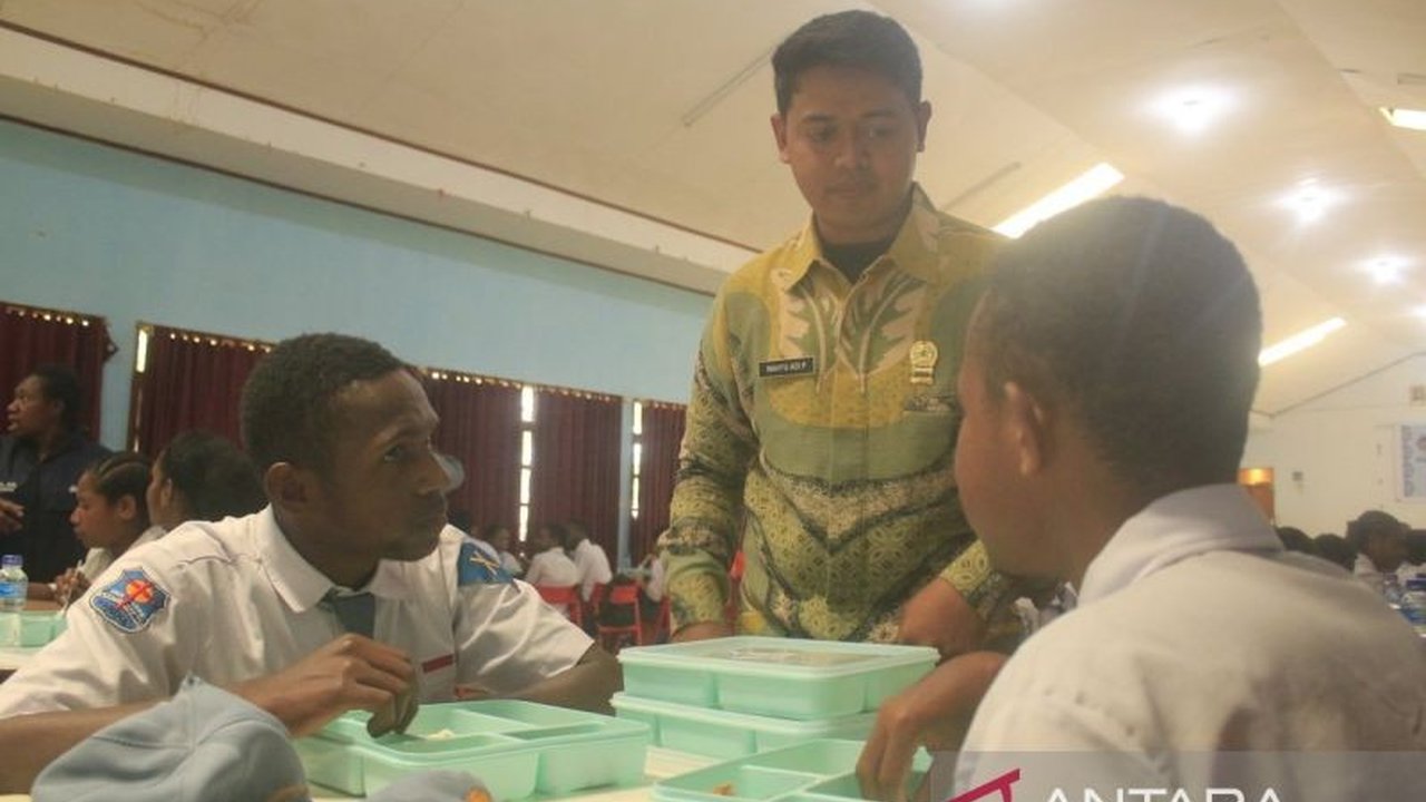 Papua Pegunungan luncurkan Program Makan Bergizi Gratis (MBG) 5 kali seminggu untuk siswa, guru, ibu hamil, menyusui, dan balita, melibatkan warga lokal dan menciptakan lapangan kerja.