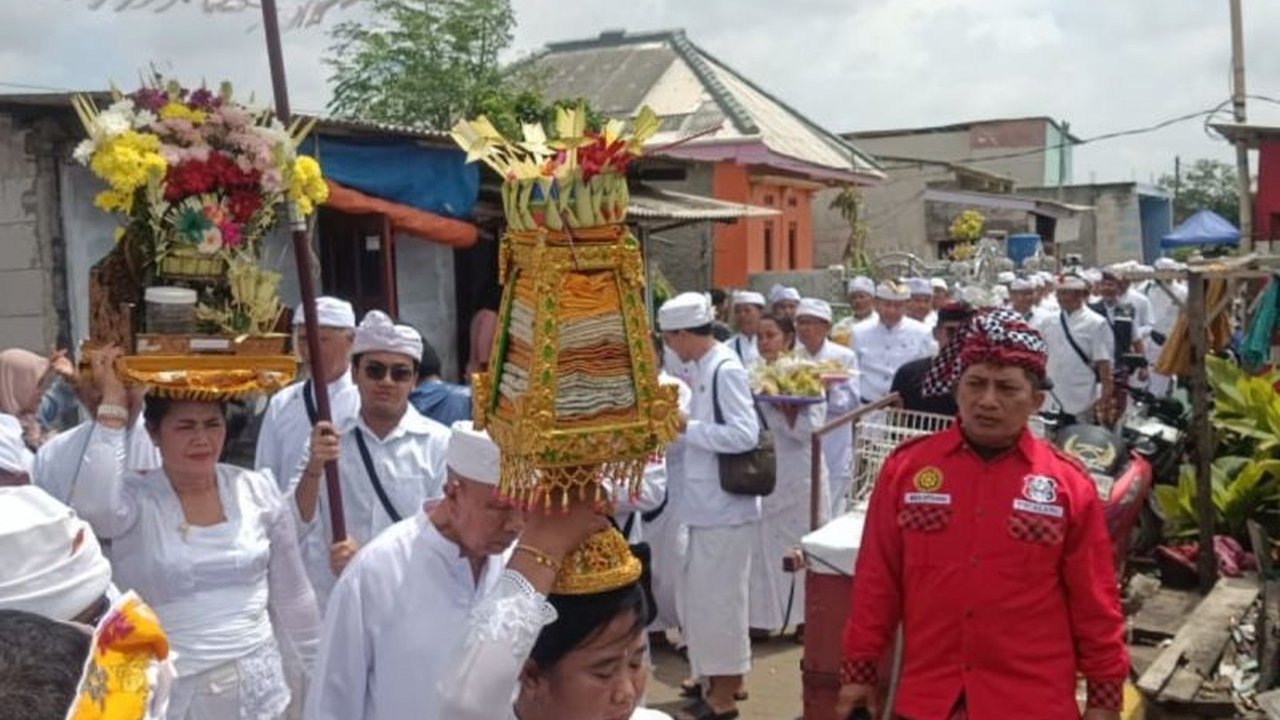 Ribuan Umat Hindu Ramaikan Upacara Melasti di Pura Segara Cilincing