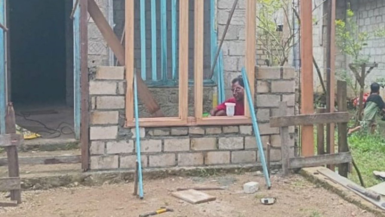 Badan Pengelolaan Perbatasan Halmahera Tengah cek fisik pembangunan rumah tidak layak huni (RTLH) di tiga kecamatan, Patani Timur, Patani Utara, dan Patani; pekerjaan rehab RTLH telah selesai 100 persen.