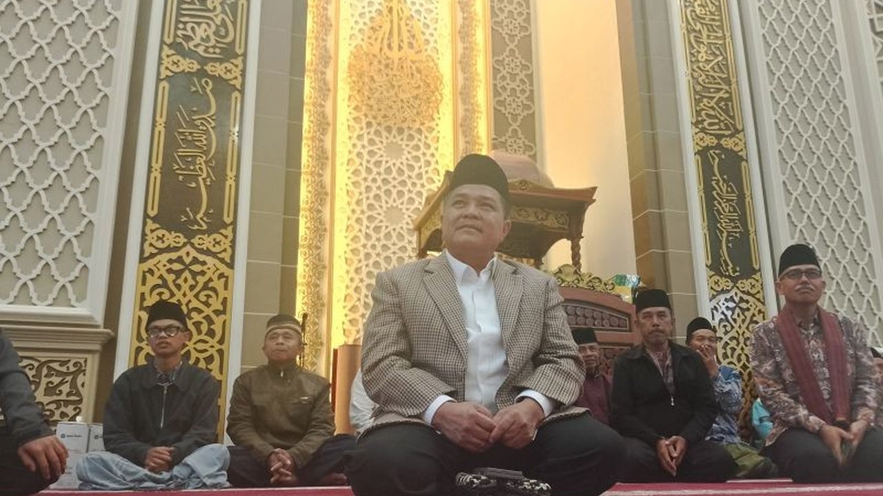 Bupati Agam, Benni Warlis, luncurkan program 'Bangkit dari Surau' untuk mencetak generasi muda yang unggul dan beriman, sebagai upaya mewujudkan visi Agam Madani serta menyambut bonus demografi Indonesia Emas 2045.