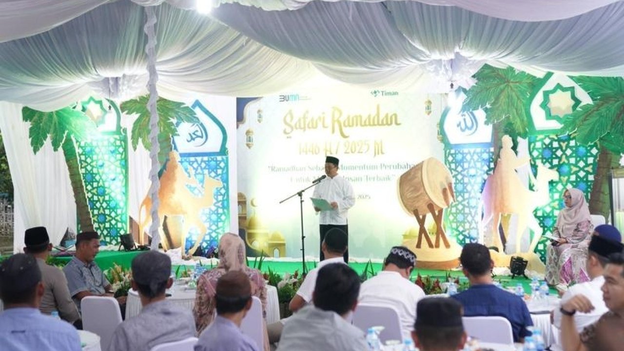 Direktur Utama PT Timah Tbk, Ahmad Dani Virsal, membagikan 950 paket sembako kepada lansia di Toboali, Bangka Selatan, sebagai bagian dari Safari Ramadhan dan menyambut Idul Fitri.