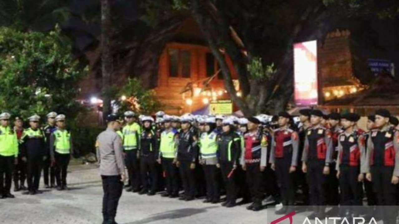 Polres Karawang telah menyiagakan ratusan personel di 32 pos pengamanan untuk Operasi Ketupat Lodaya 2025 guna mengamankan arus mudik Lebaran dan mengantisipasi kemacetan.