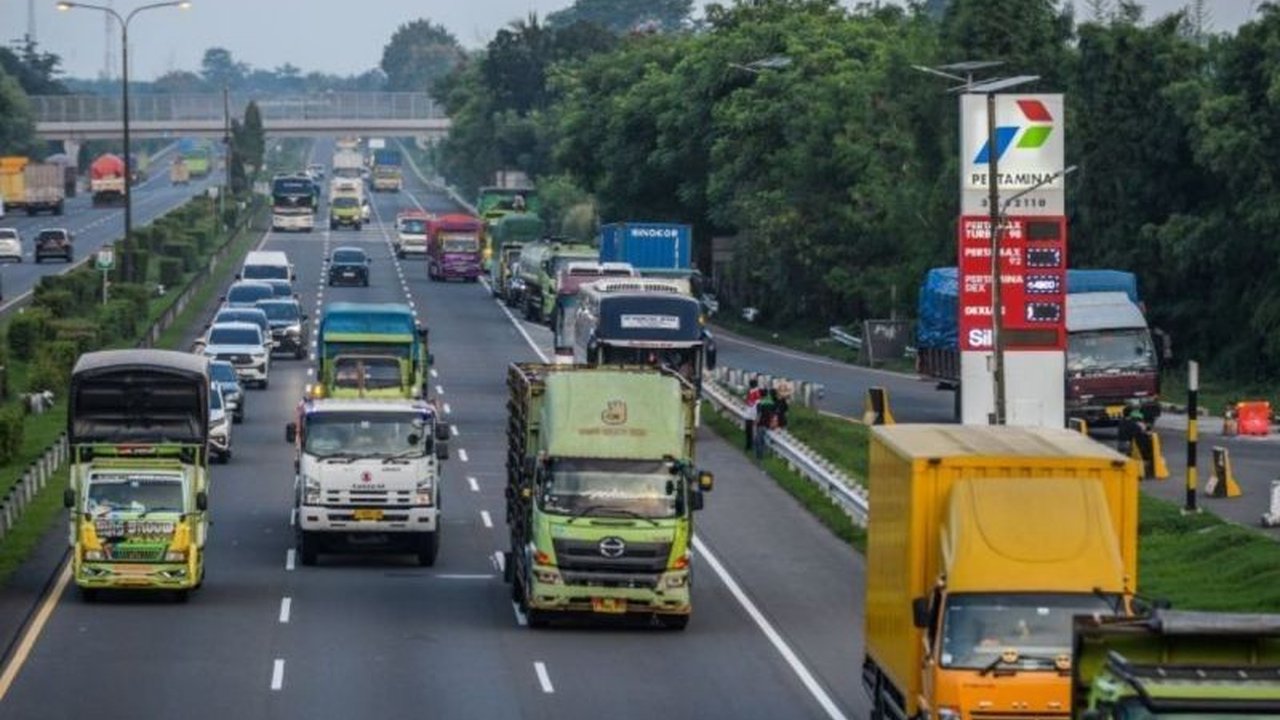 Lonjakan kendaraan signifikan terjadi di Tol Tangerang-Merak jelang Lebaran, ASTRA Infra berikan imbauan penting bagi pemudik untuk perjalanan yang aman dan lancar.