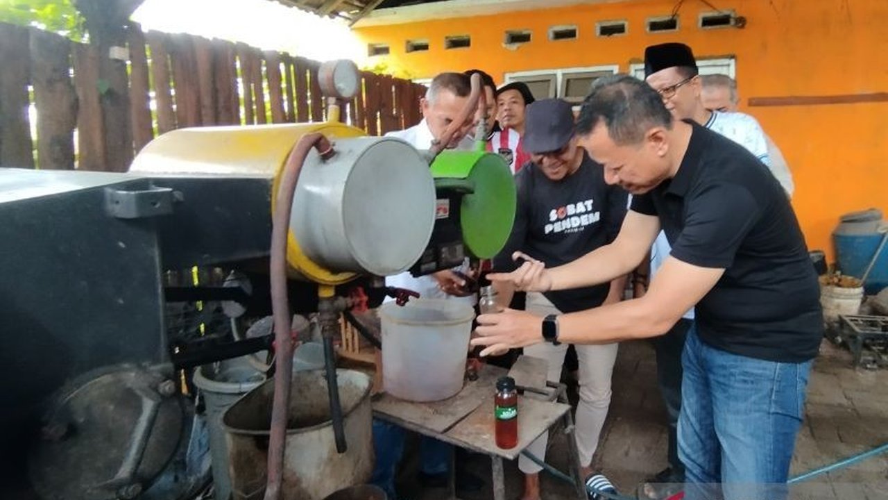 Desa Sidorekso, Kudus, menjadi percontohan dalam mengolah sampah plastik menjadi bahan bakar minyak (BBM) menggunakan teknologi pirolisis, mengurangi timbulan sampah hingga 20 persen.