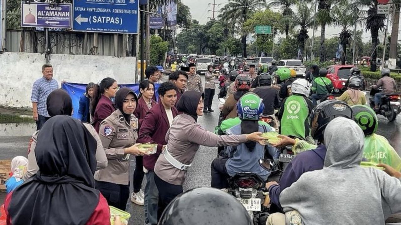 Direktorat Lalu Lintas Polda Metro Jaya berkolaborasi dengan mahasiswa berbagai universitas membagikan takjil di Jalan Daan Mogot, Jakarta Barat, sebagai wujud nyata kepedulian dan solidaritas di bulan Ramadan.