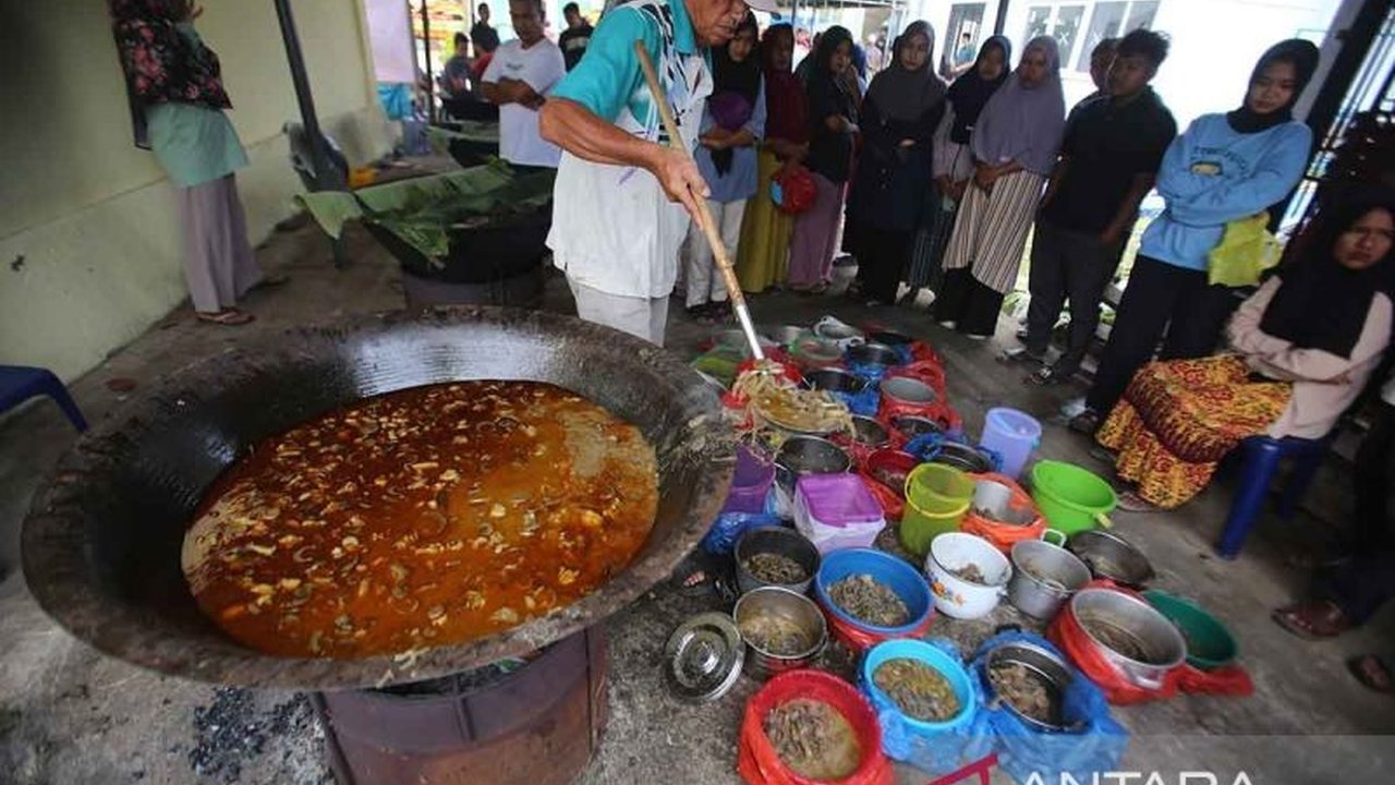 Warga Gampong Lamlumpu, Aceh Besar, merayakan Nuzul Quran dengan memasak 19 belanga kuah beulangong, hidangan khas Aceh yang dibagikan kepada masyarakat.