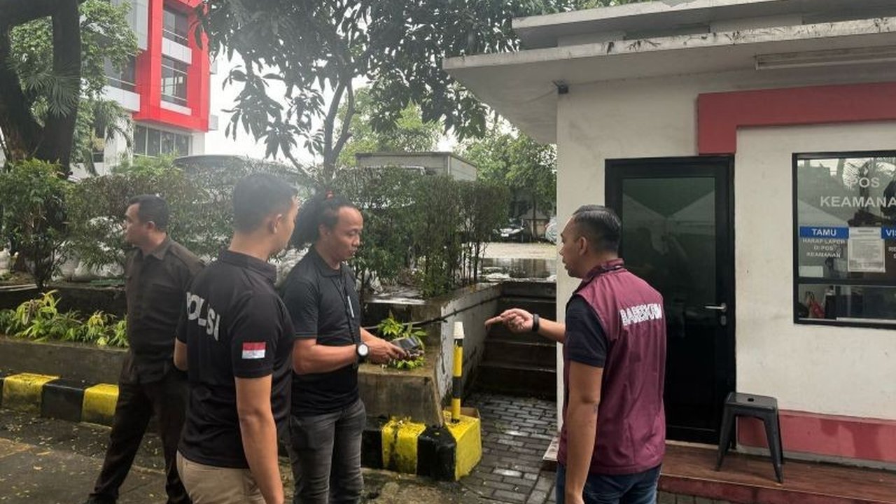 Bareskrim Polri dan Polda Metro Jaya tengah menyelidiki laporan dugaan teror berupa penemuan kepala babi di Kantor Tempo, Jakarta Selatan; Kapolri memerintahkan penyelidikan menyeluruh.