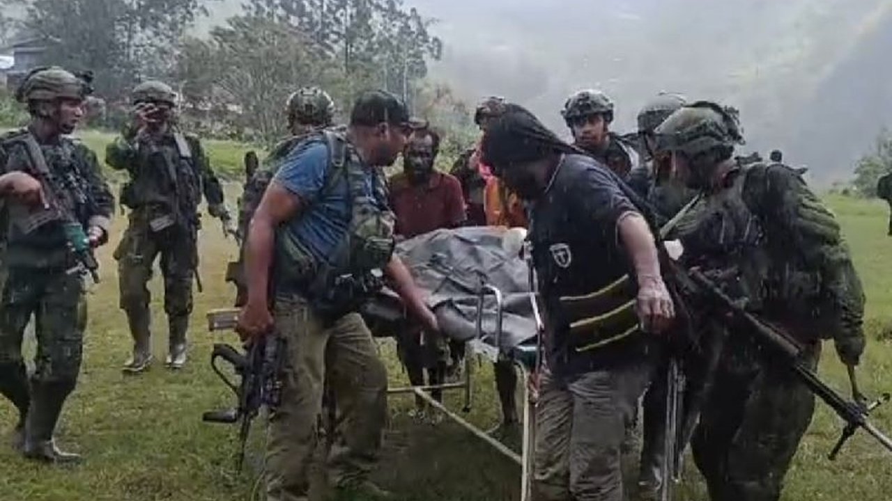 Serangan Kelompok Kriminal Bersenjata (KKB) di Anggruk, Yahukimo, mengakibatkan satu guru meninggal dan enam lainnya terluka; Pemerintah Kabupaten Yahukimo mengecam keras aksi tersebut.