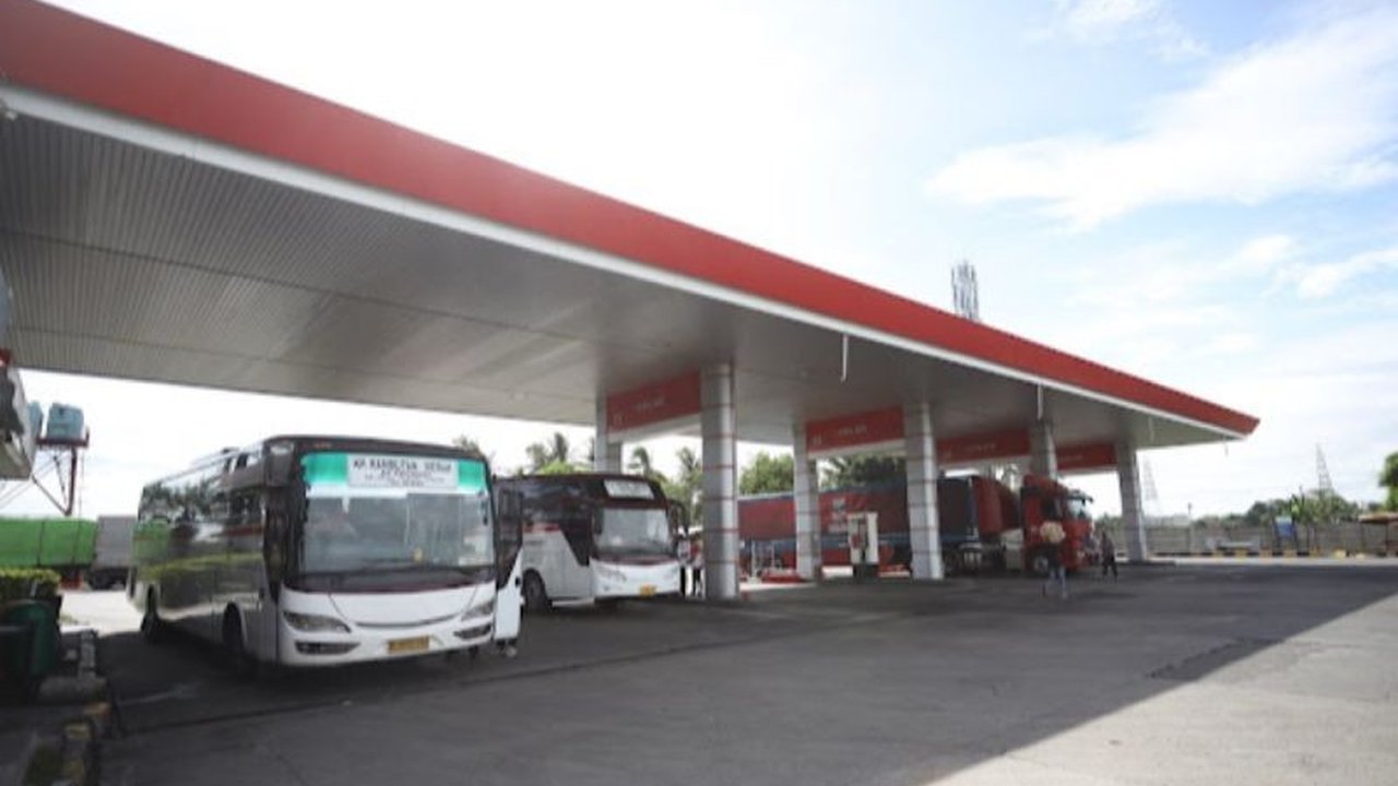 ASTRA Infra memastikan kesiapan SPBU dan SPKLU di rest area ruas tolnya untuk mendukung kelancaran perjalanan mudik Lebaran, dengan lonjakan kendaraan yang signifikan di beberapa ruas tol.