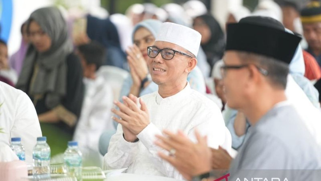 Bupati OKU, Teddy Meilwansyah, diperiksa KPK sebagai saksi terkait kasus korupsi di Dinas PUPR OKU yang menjerat enam orang, termasuk Kepala Dinas PUPR, setelah OTT pada 15 Maret 2025.