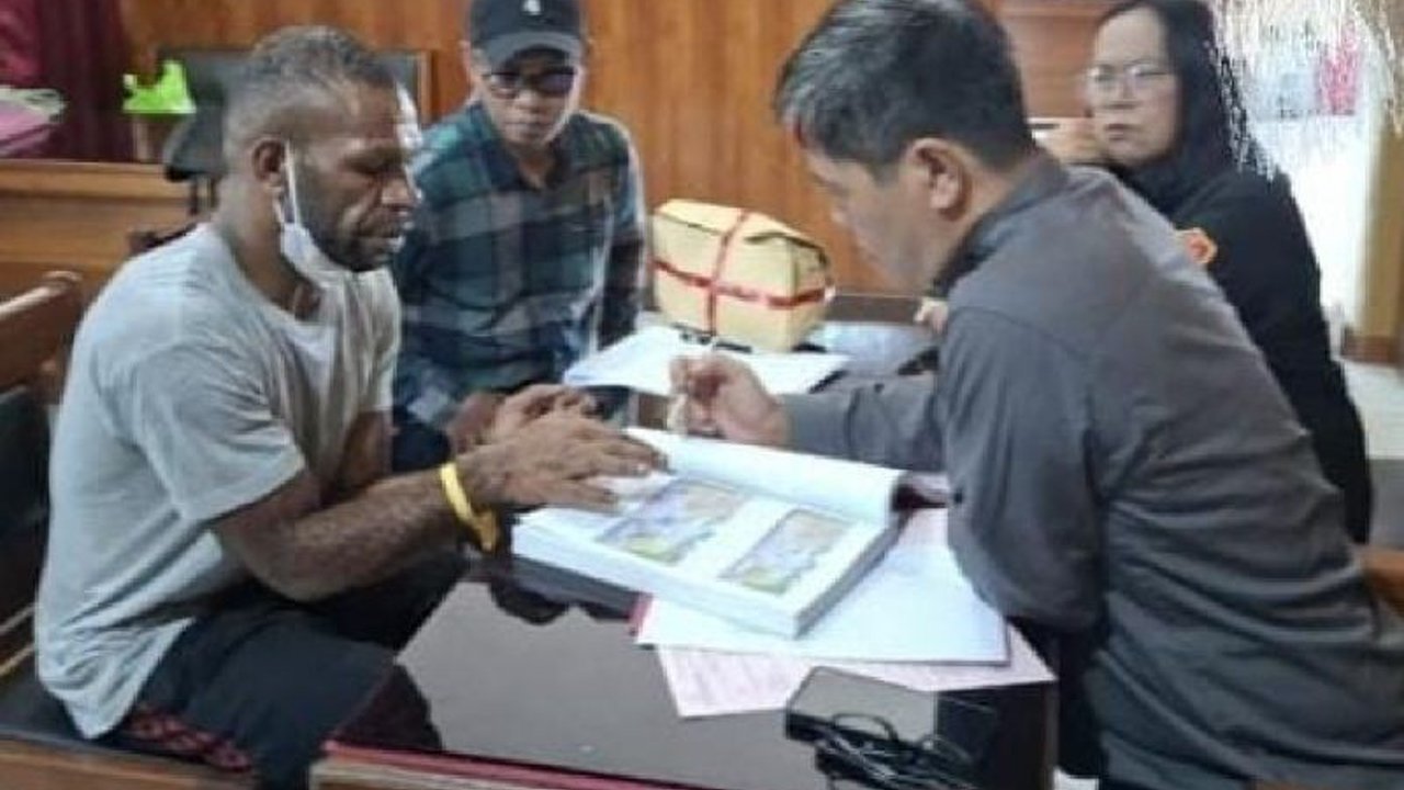 Polres Nabire telah melimpahkan Kamenak Gire, anggota Kelompok Kriminal Bersenjata (KKB) pelaku pembunuhan terhadap anggota TNI Sertu LA, ke Kejari Nabire untuk diadili.