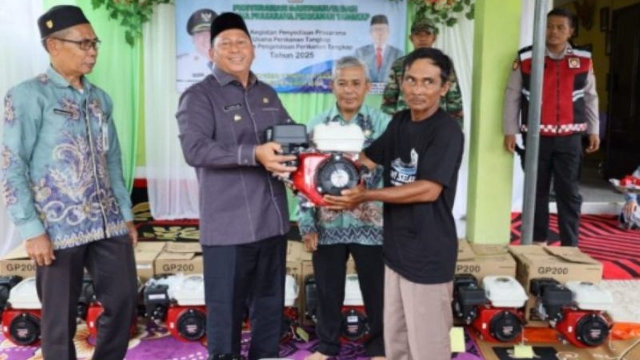 Bupati Barito Kuala, Bahrul Ilmi, memberikan bantuan 12 mesin kelotok ces kepada Kelompok Perikanan Gawi Selaras di Desa Sungai Seluang Pasar, guna meningkatkan perekonomian dan kesejahteraan nelayan setempat.