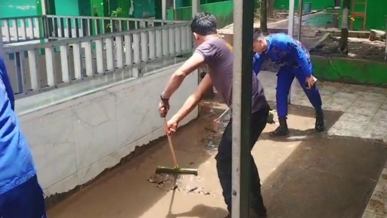 Ditpolairud Polda Sulut bersama Satpolairud Polresta Manado membersihkan Pondok Pesantren Assalaam di Kelurahan Bailang, Manado, yang terdampak banjir akibat cuaca ekstrem.