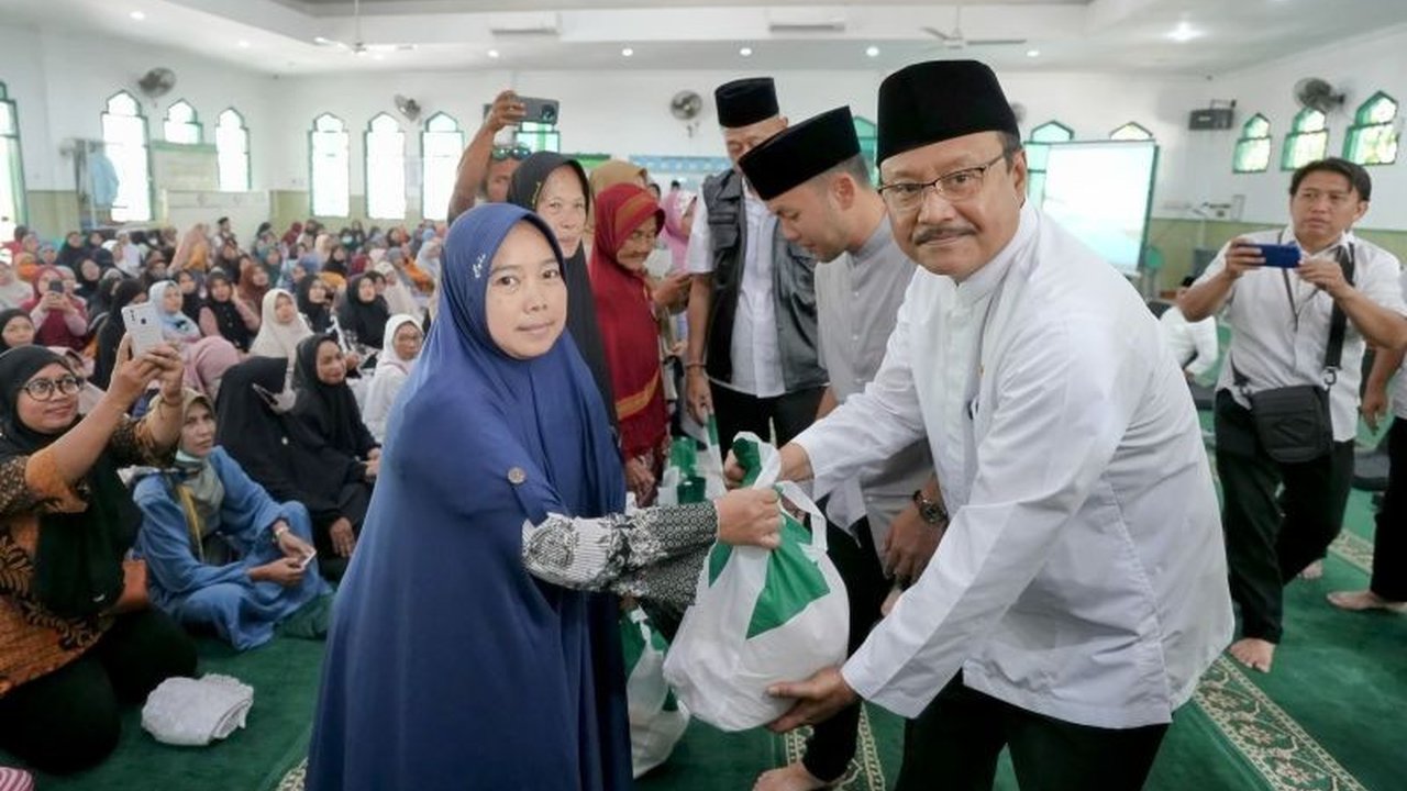 Menteri Sosial (Mensos) Saifullah Yusuf mengingatkan KPM agar menggunakan bansos untuk kebutuhan dasar dan mendorong peningkatan kesejahteraan masyarakat melalui program pemberdayaan.