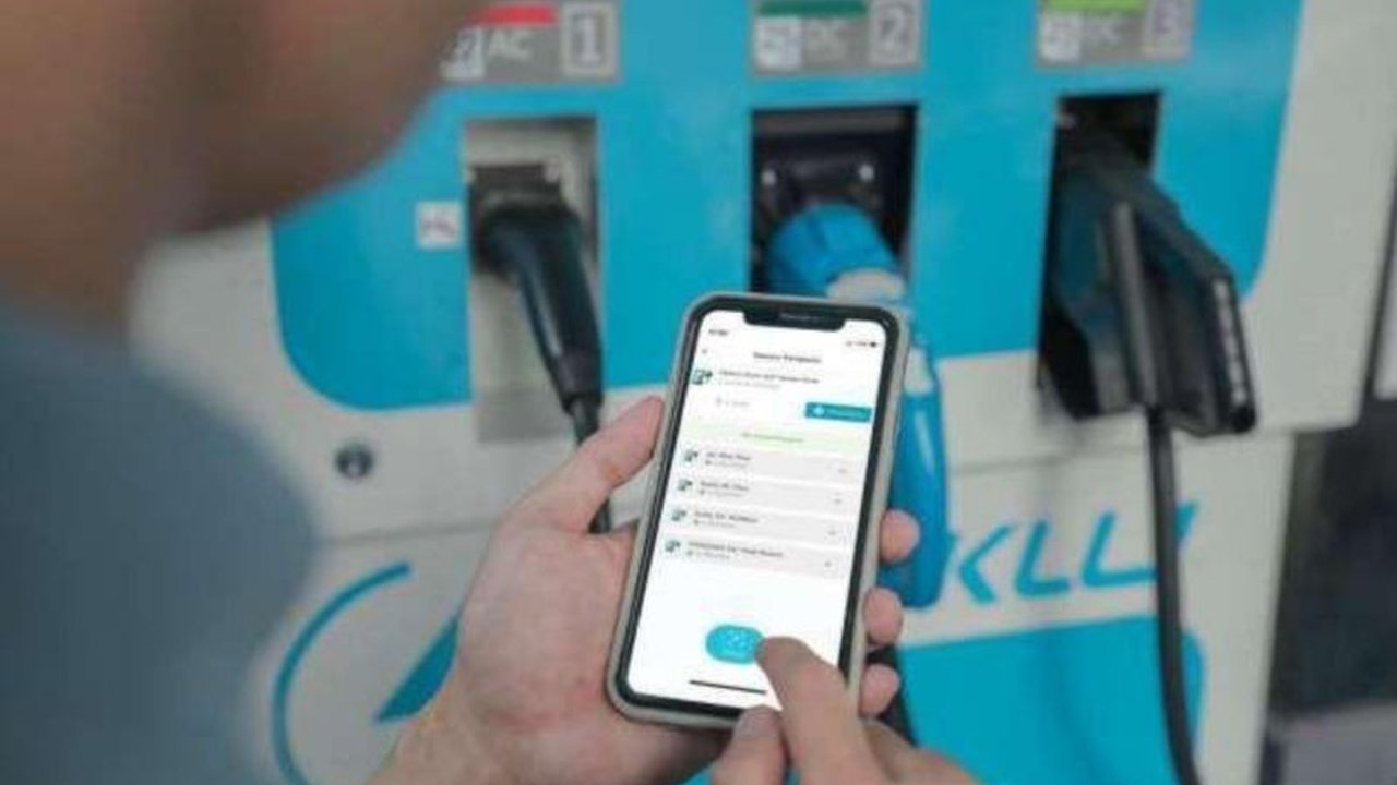 PLN Bali memastikan 135 SPKLU di jalur Gilimanuk-Denpasar siap beroperasi untuk mendukung kelancaran mudik Lebaran 2025, memberikan kenyamanan bagi pengguna kendaraan listrik.