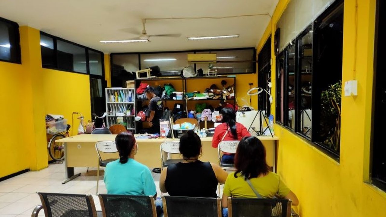 Satuan Polisi Pamong Praja Jakarta Barat menertibkan empat pekerja seks komersial lansia yang beroperasi ilegal di sejumlah titik wilayah tersebut menjelang bulan Ramadhan.