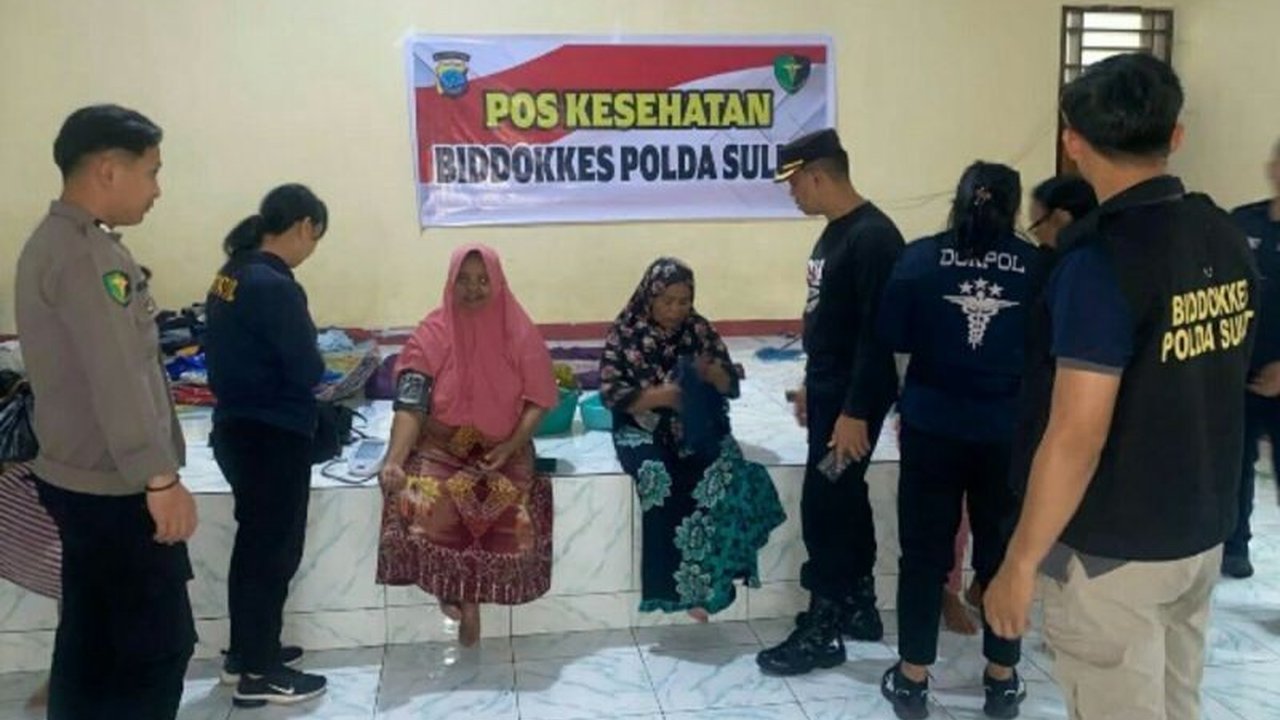 Bidang Kedokteran dan Kesehatan (Biddokkes) Polda Sulut mendirikan posko kesehatan keliling untuk memberikan layanan medis gratis kepada warga Manado yang terdampak banjir.