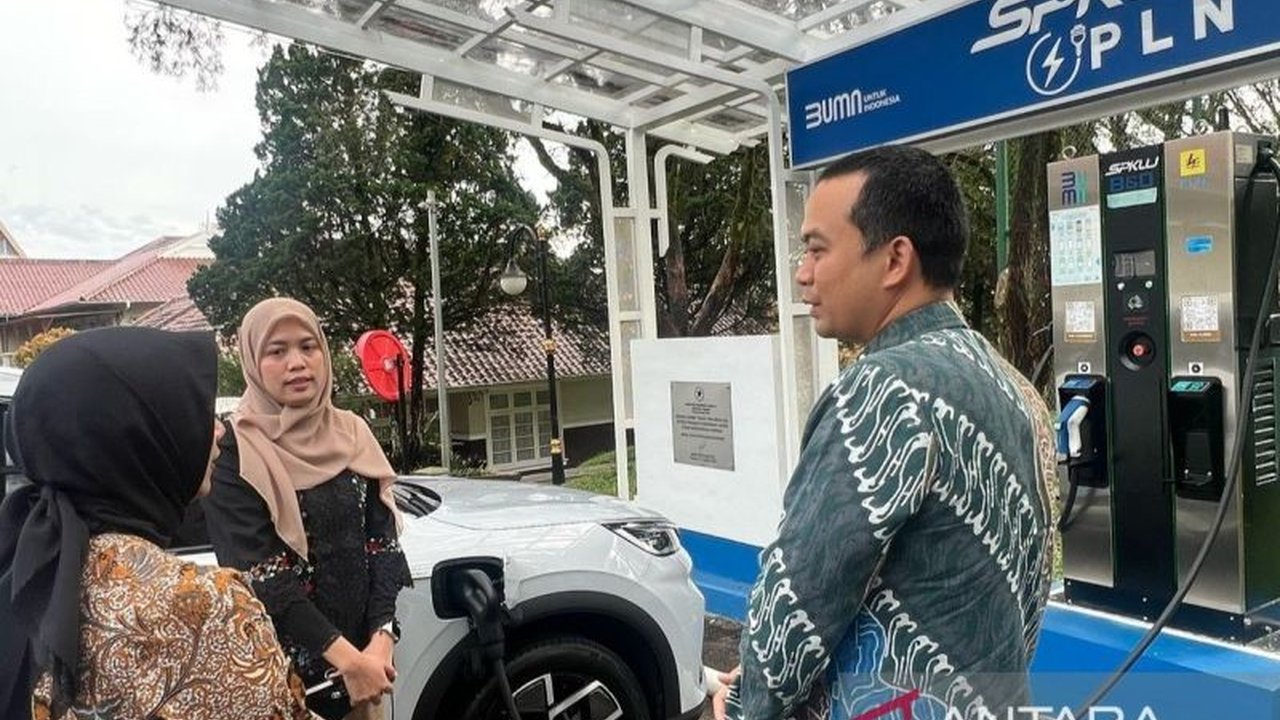 PLN memastikan 22 Stasiun Pengisian Kendaraan Listrik Umum (SPKLU) di Cianjur siap melayani pemudik yang menggunakan kendaraan listrik selama libur Lebaran, menjamin perjalanan ramah lingkungan.