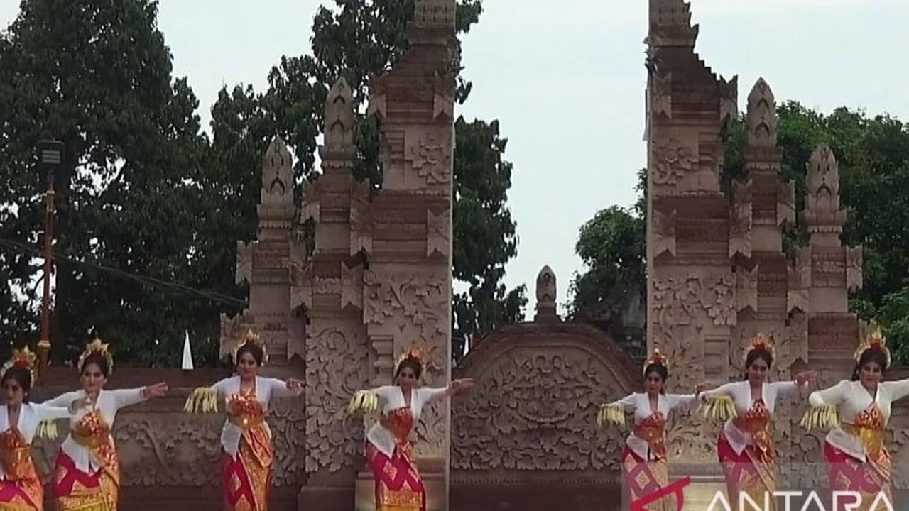 STAHN Mpu Kuturan Singaraja memperingati Dies Natalis ke-9 dengan berbagai kegiatan seni dan perlombaan,  menunjukkan kemajuan kampus dan semangat kebersamaan civitas akademika.