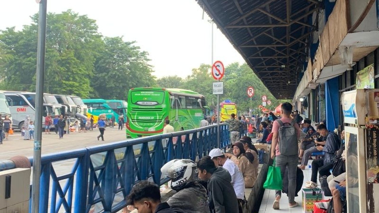 Terminal Kampung Rambutan di Jakarta Timur mulai ramai pemudik H-8 Lebaran 2025; lonjakan pemudik menggunakan bus karena harga tiket pesawat yang tinggi.