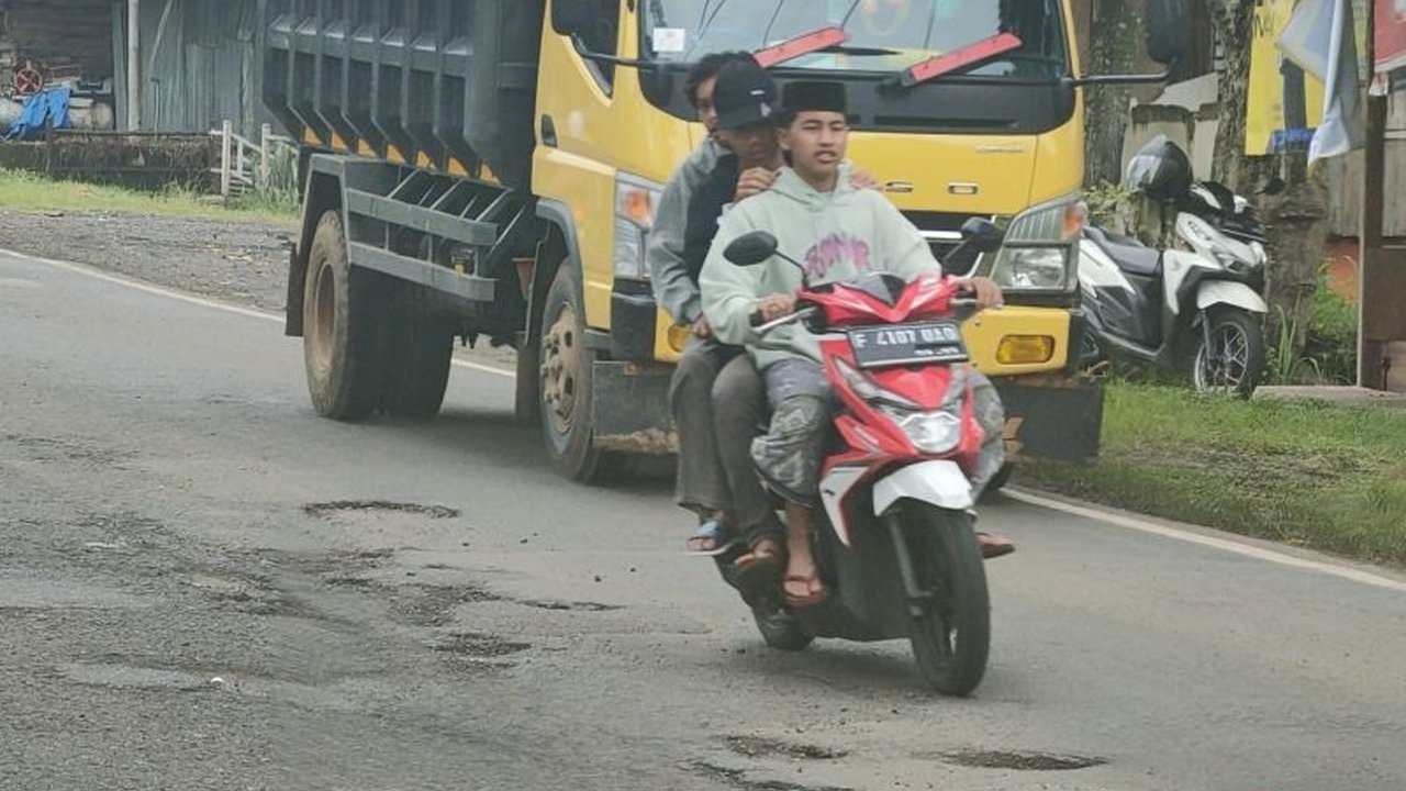Pemerintah Kabupaten Cianjur berupaya memperbaiki jalan rusak sebelum musim mudik Lebaran tiba untuk memastikan keamanan dan kelancaran arus mudik.