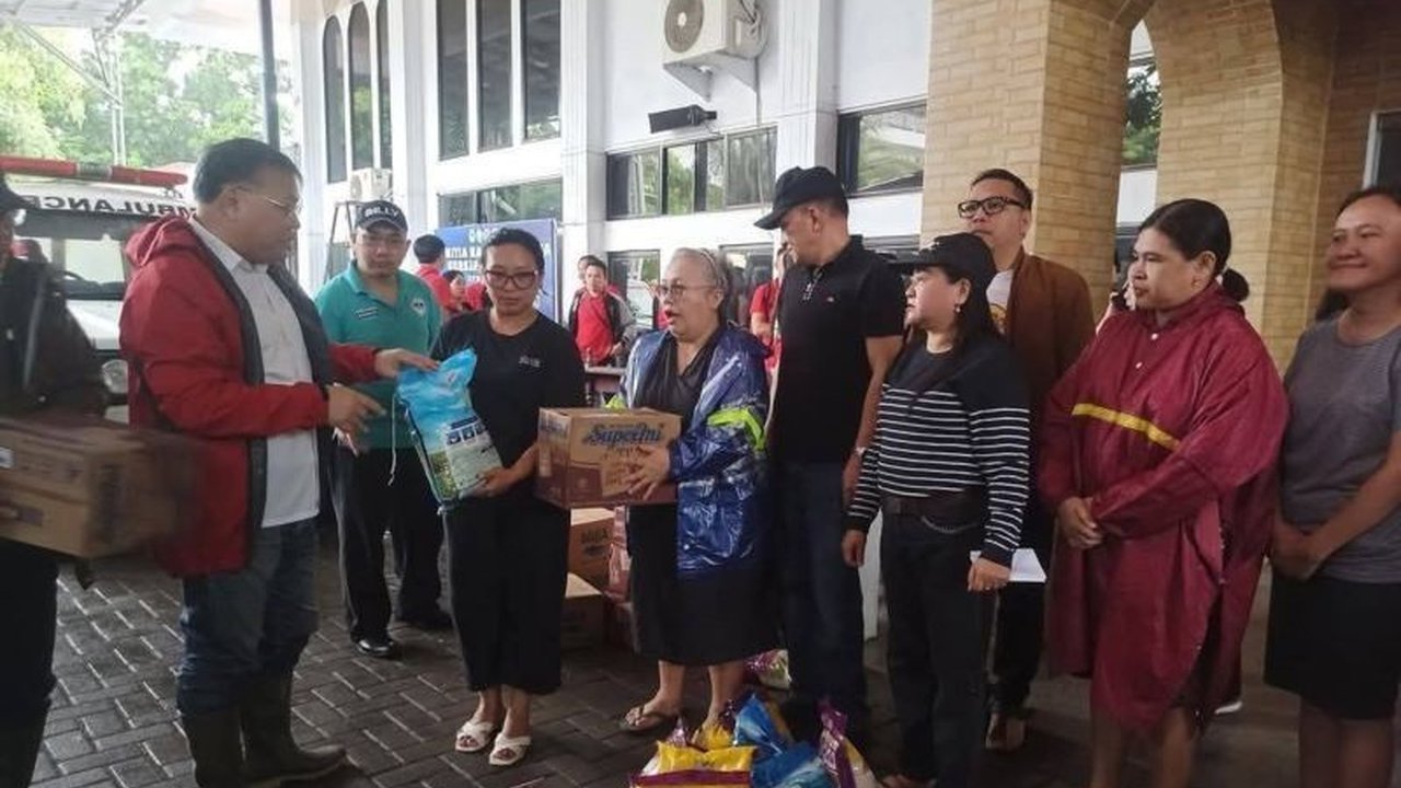 Badan Pekerja Majelis Sinode GMIM mendistribusikan bantuan bahan pokok, tenaga medis, dan obat-obatan kepada warga Manado yang terdampak banjir dan tanah longsor.