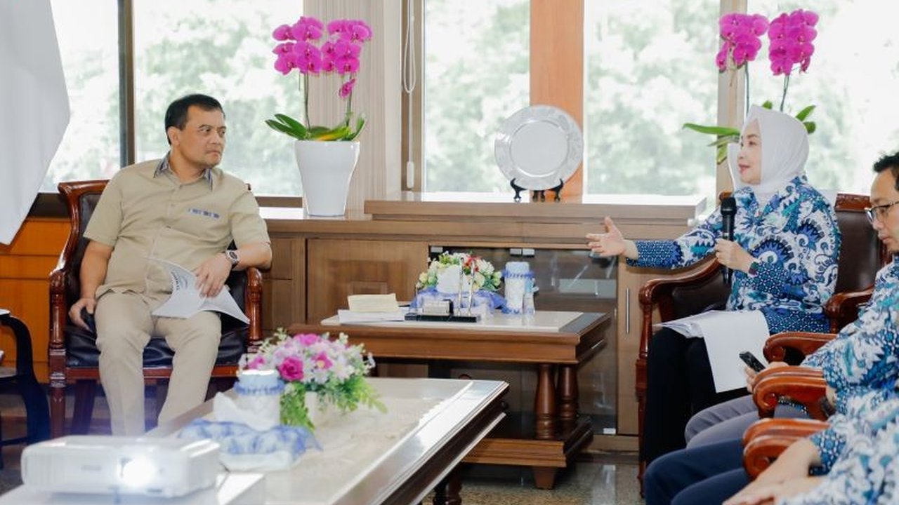 BMKG memprakirakan potensi hujan sedang hingga tinggi di Jawa Tengah selama sepekan ke depan, bertepatan dengan arus mudik Lebaran 2025, sehingga masyarakat diimbau untuk selalu waspada dan memonitor perkembangan cuaca.