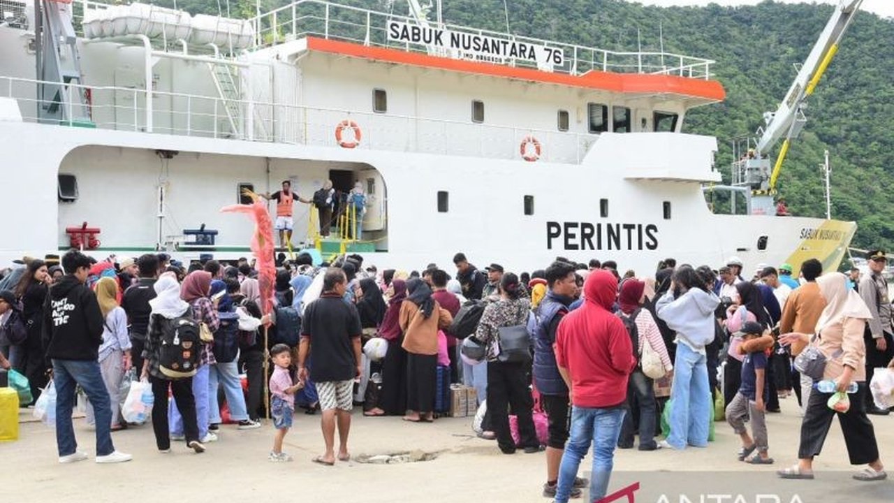 Ratusan penumpang di Gorontalo memadati KM Sabuk Nusantara 76 untuk mudik lebih awal ke Sulawesi Tengah, memanfaatkan penambahan kapasitas kapal dan harga tiket terjangkau.