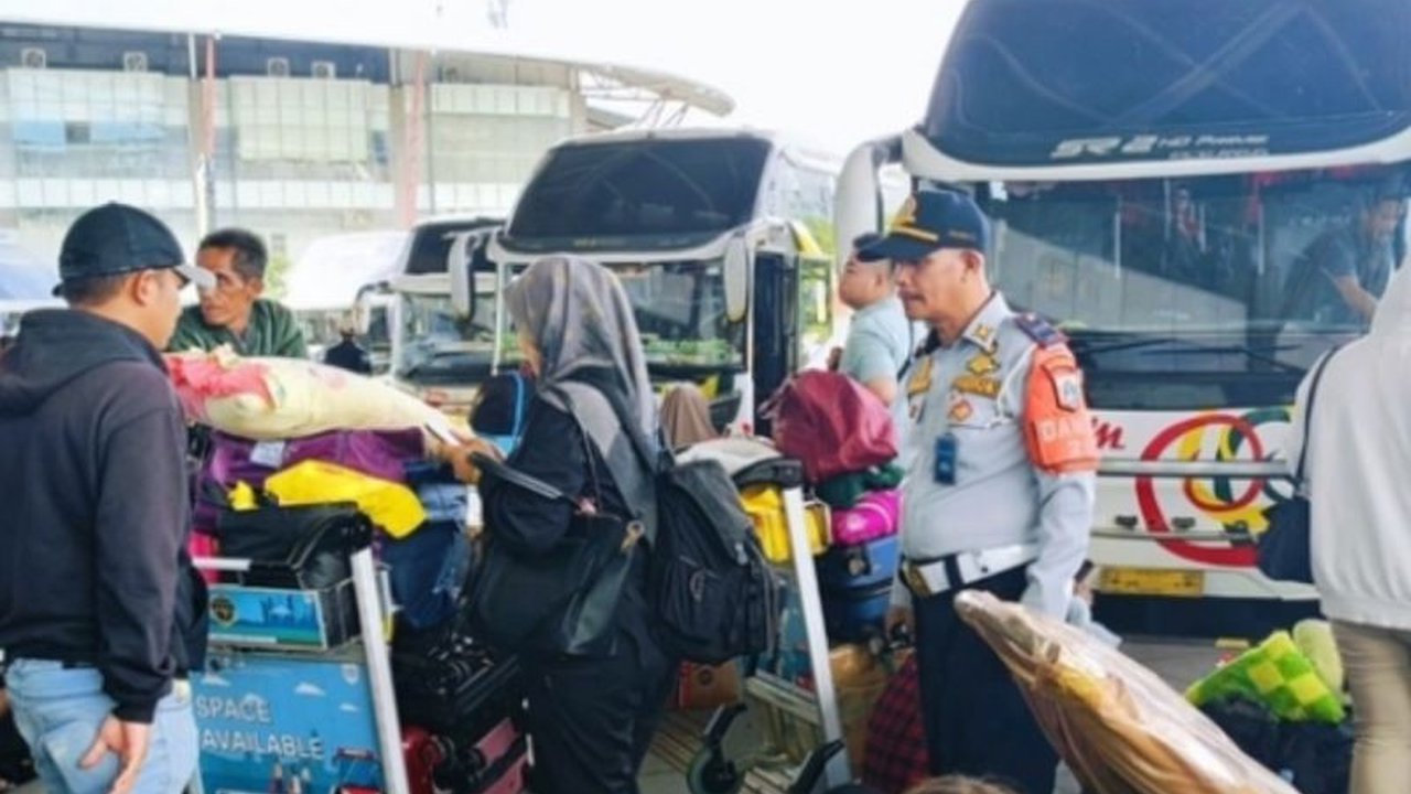 H-9 Lebaran 2025, Terminal Pulo Gebang catat lonjakan pemudik signifikan, didominasi tujuan Sumatra dan beberapa kota besar di Jawa.