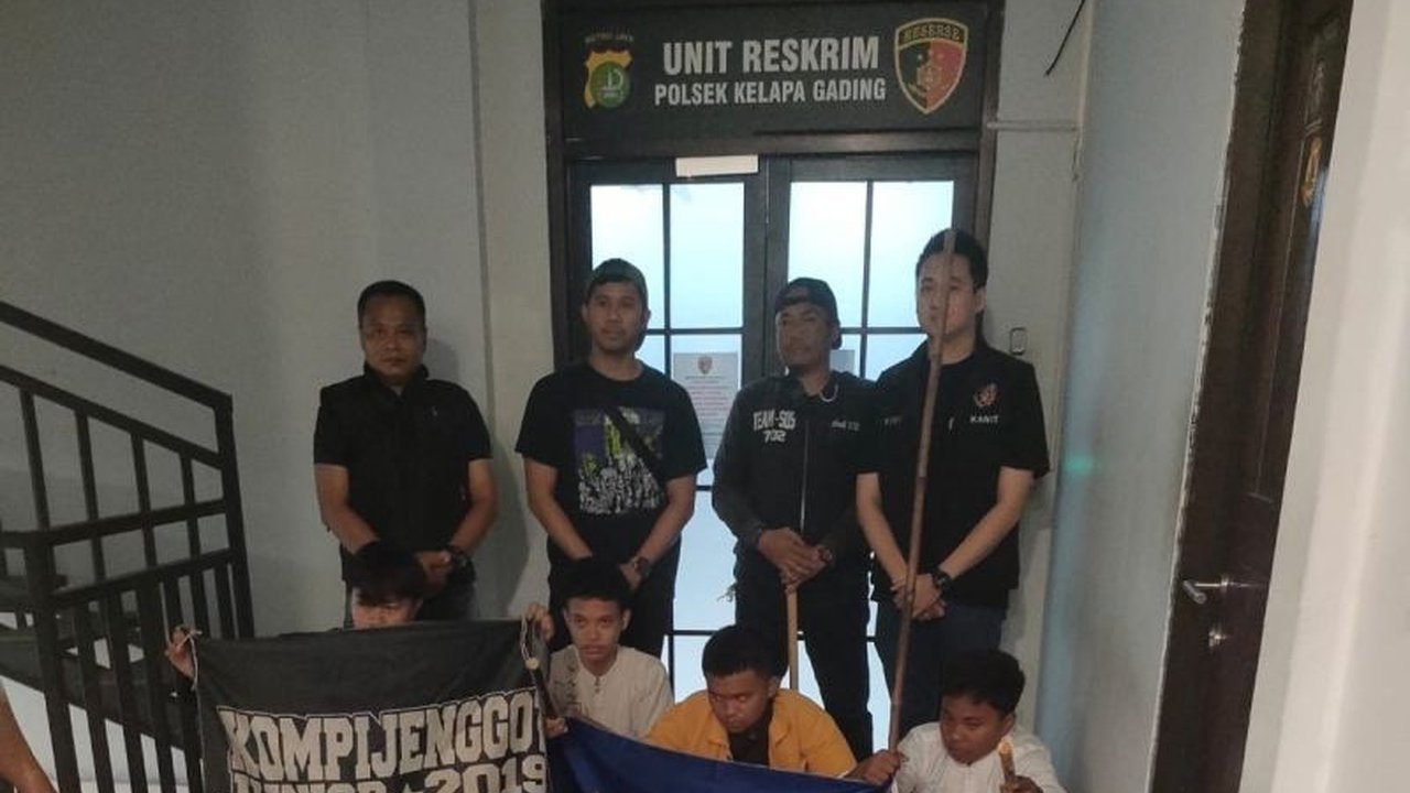 Polisi Kelapa Gading membubarkan dua konvoi motor ratusan anak muda yang membawa senjata tajam dan kembang api di Jalan Arteri Pegangsaan Dua, Jakarta Utara; empat pemuda diamankan.