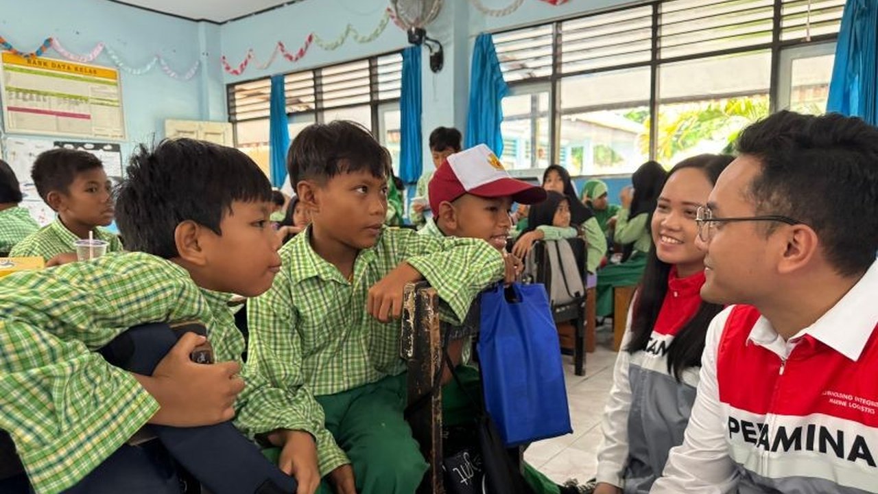 PT Pertamina International Shipping (PIS) menggelar program TJSL 'PIS BerSEAdekah' di Ampenan, NTB, untuk meningkatkan kesejahteraan masyarakat pesisir melalui revitalisasi fasilitas umum, pendidikan, dan edukasi lingkungan.