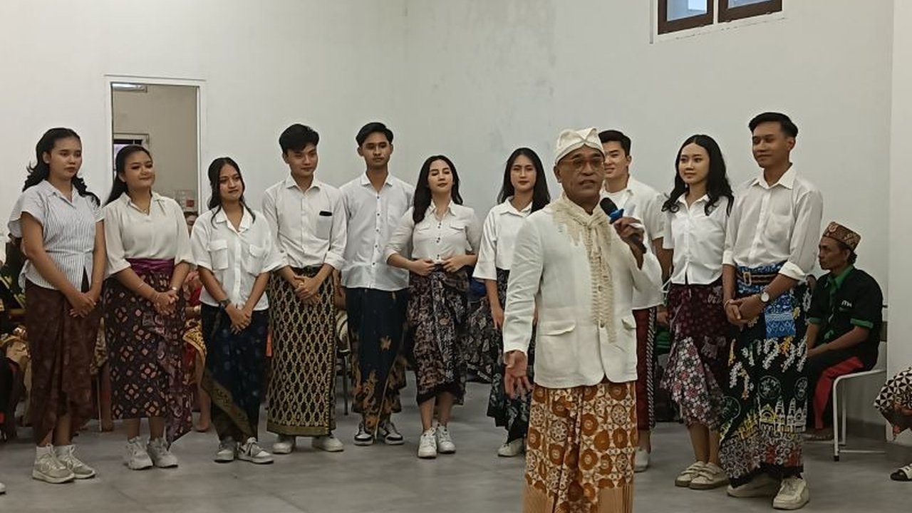 Anggota DPR Samuel Wattimena Dorong Sarung Jadi Ikon Fesyen Nasional