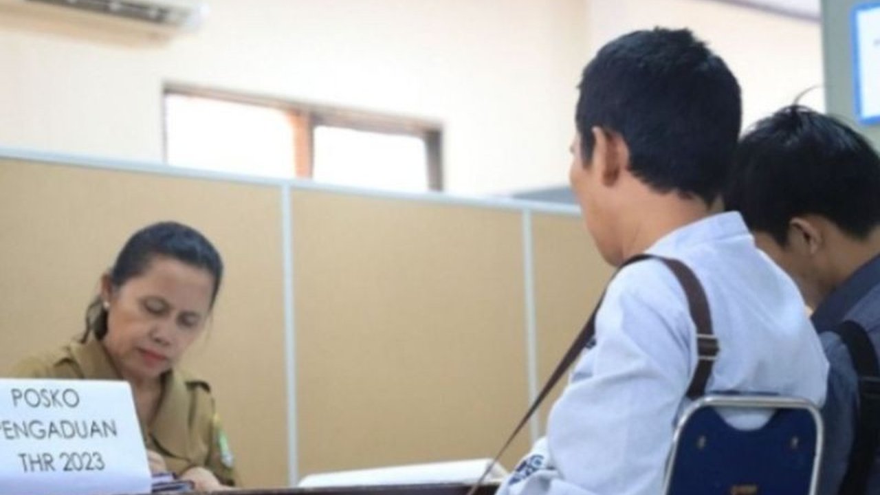 Dinas Tenaga Kerja Ponorogo membuka posko pengaduan THR untuk memastikan hak pekerja terpenuhi dan menindak perusahaan yang telat membayar THR Idul Fitri 2025.