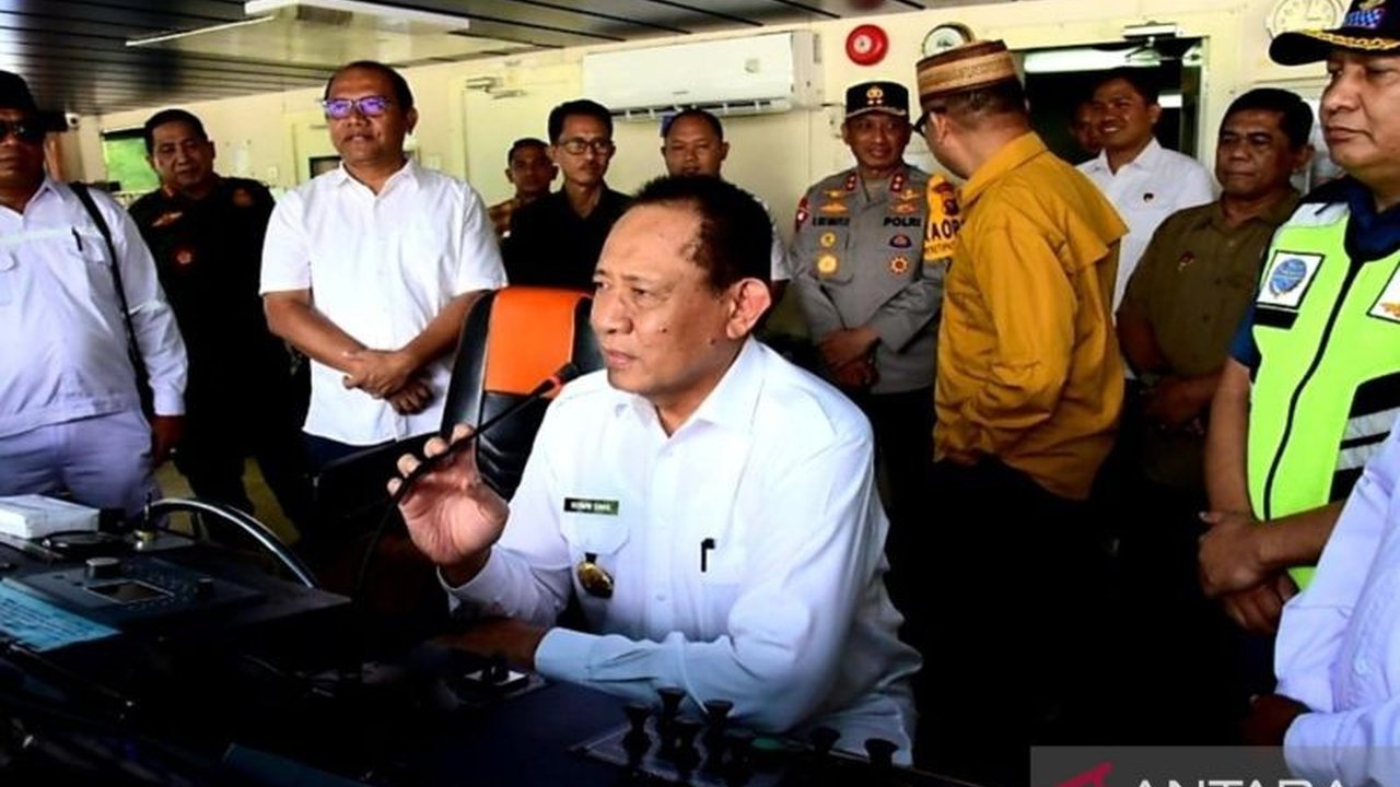 Gubernur Gorontalo, Gusnar Ismail, meninjau langsung arus mudik Lebaran di Pelabuhan Gorontalo, memastikan kelancaran perjalanan dan keselamatan para pemudik yang menggunakan kapal Sabuk Nusantara 76.