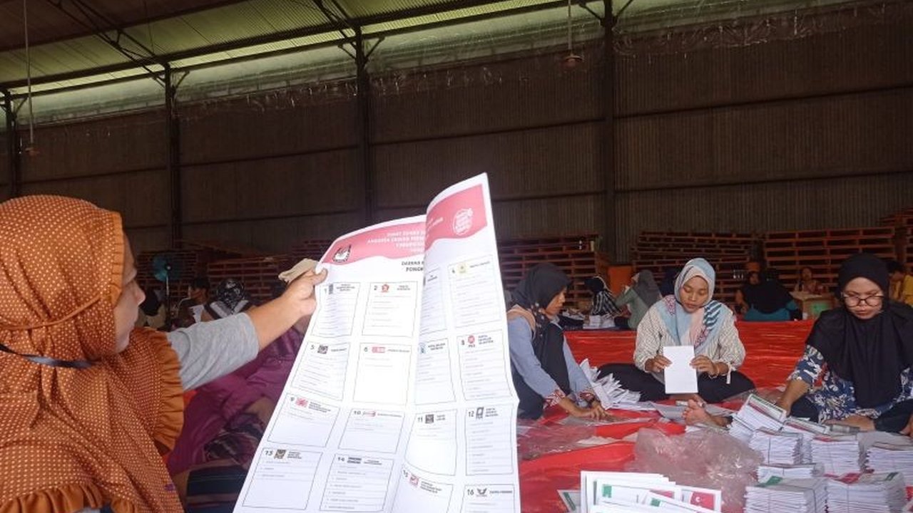KPU Ponorogo sukses menjual 3.876.050 lembar surat suara bekas Pemilu 2024 seharga Rp210 juta melalui lelang daring, melampaui harga awal dan menarik minat dari berbagai daerah.